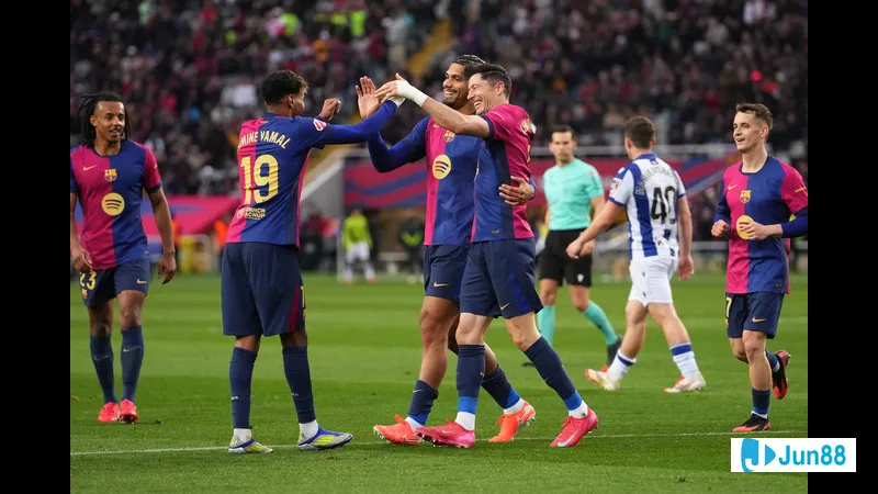 Cầu thủ Barca vượt qua cầu thủ của Real Sociedad để tạo ra cơ hội ghi bàn