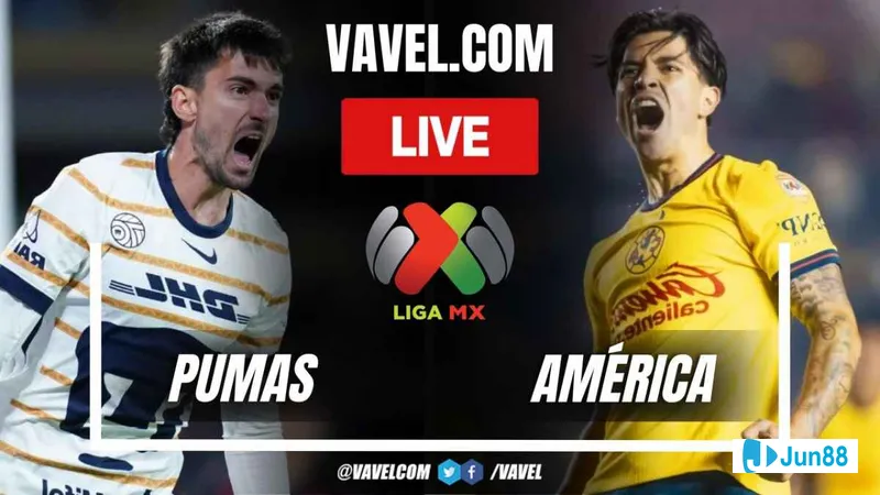 Cầu thủ của Club America với UNAM Pumas tranh chấp quả bóng trên sân cỏ