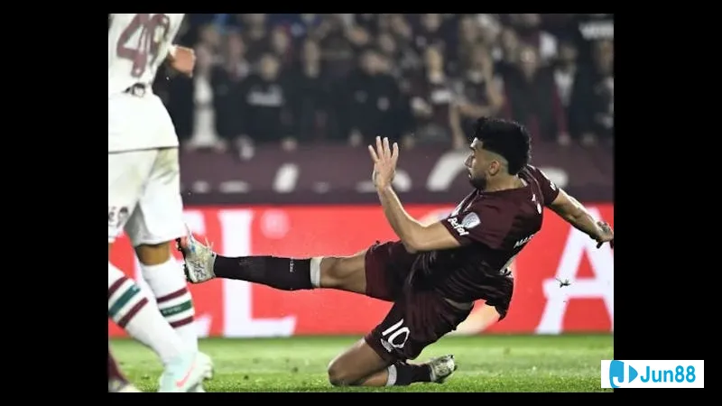 Hành động trong trận đấu giữa Fluminense và Lanus Hành động trong trận đấu giữa Fluminense và Lanus