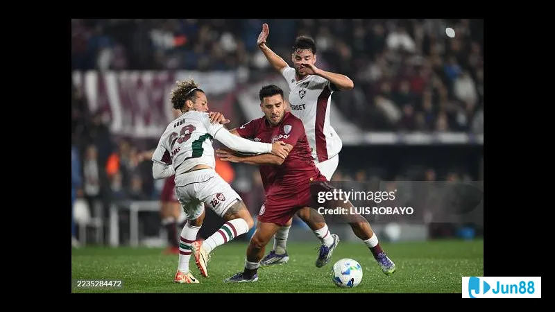 Các cầu thủ Fluminense và Lanus tranh chấp bóng trên sân cỏ Các cầu thủ Fluminense và Lanus tranh chấp bóng trên sân cỏ