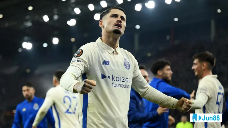 Cầu thủ Lyon với sự quyết tâm tấn công trước phòng ngự của Salzburg