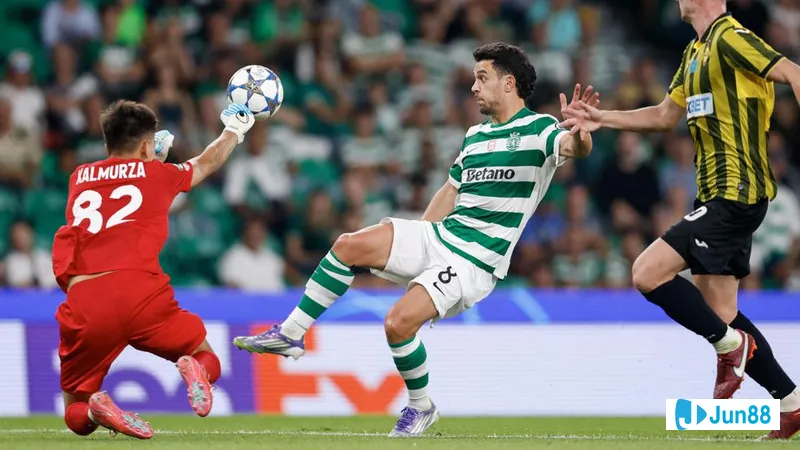 Cầu thủ Napoli vượt qua phòng ngự của Sporting CP trong trận đấu sôi động