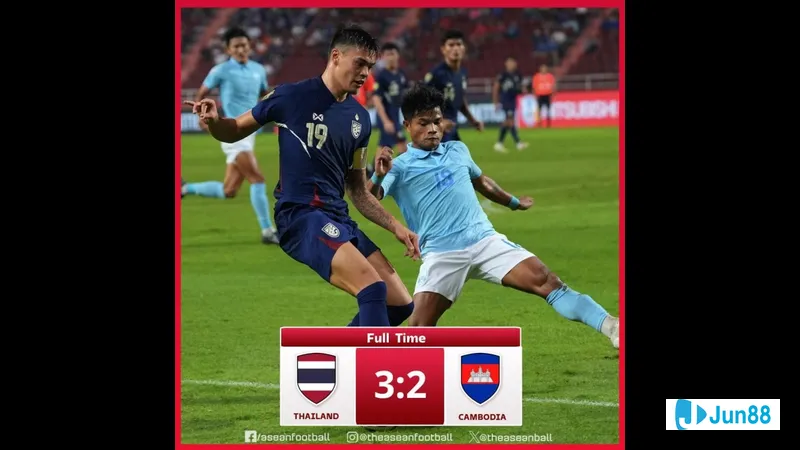 Cầu thủ đội Belarus U17 giữ bóng trước áp lực từ cầu thủ đội Na Uy U17