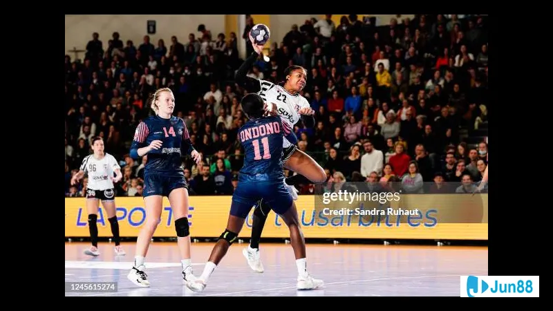 Cầu thủ Brest sút bóng mạnh vào khung thành của Nantes trong trận đấu