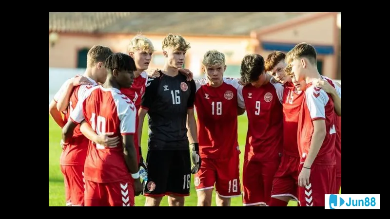 Bức ảnh thể hiện cầu thủ Đan Mạch U17 đang tung cú sút mạnh vào khung thành đối phương…