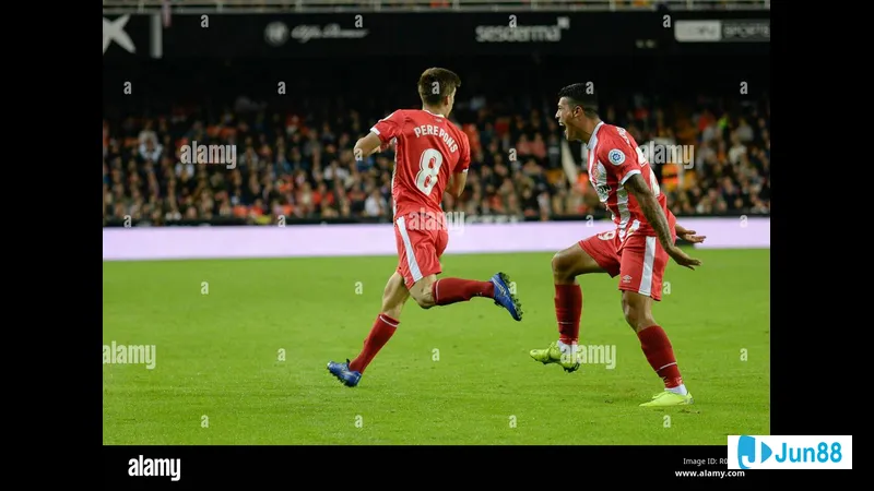 Cầu thủ của Girona đang tạo ra khoảnh khắc nguy hiểm trước hàng thủ của Valencia