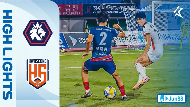 Cầu thủ của Hwaseong vượt qua cầu thủ Cheongju trong trận đấu bóng đá.