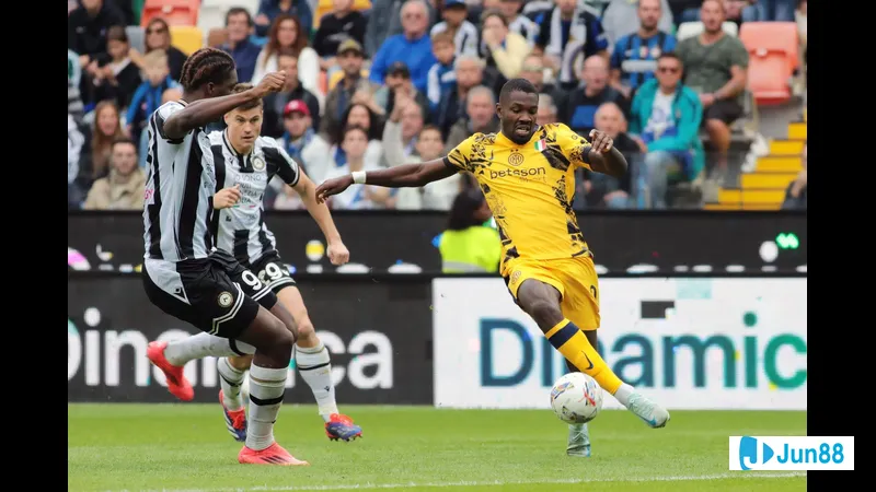 Cầu thủ của Inter vượt qua phòng ngự của Cremonese trong trận đấu - "Inter" vs "Cremonese" Cầu thủ của Inter vượt qua phòng ngự của Cremonese trong trận đấu - "Inter" vs "Cremonese"