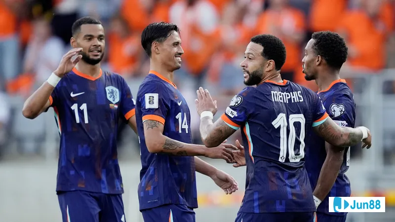 Cầu thủ Lithuania tạt bóng vào vòng cấm Ba Lan trong trận đấu