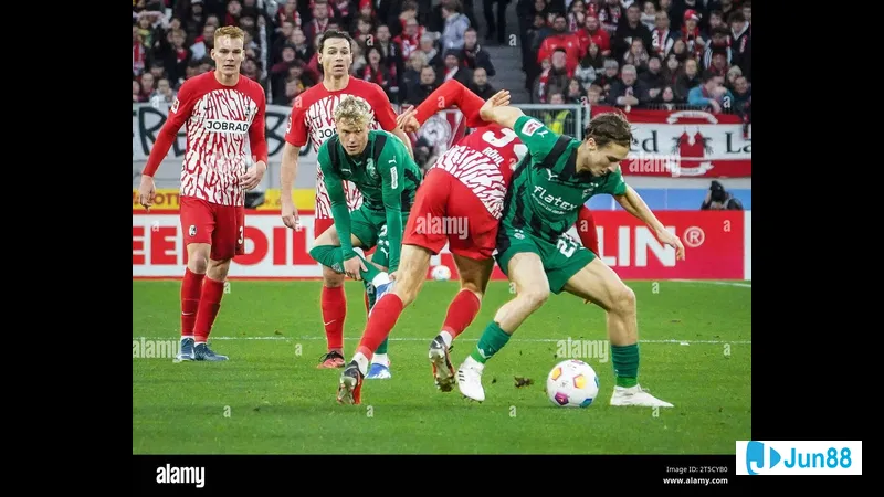 Cầu thủ Monchengladbach vượt qua hàng phòng ngự của Freiburg trong trận đấu.