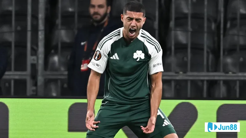 Cầu thủ Panathinaikos vượt qua hậu vệ của G.A. Eagles với kỹ thuật đi bóng tinh tế