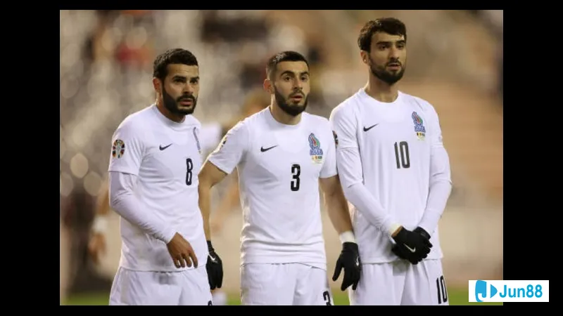 Cầu thủ Pháp với sự quyết tâm cầm bóng trước áp lực từ cầu thủ Azerbaijan.