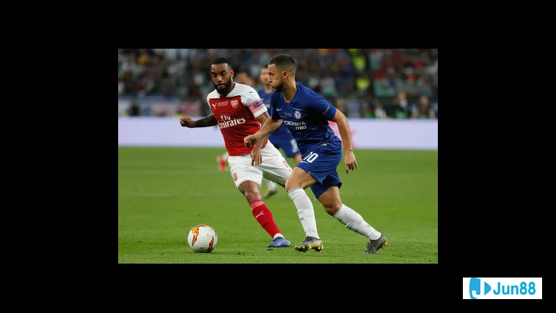 Cầu thủ Pháp dùng kỹ thuật vượt qua hậu vệ Azerbaijan