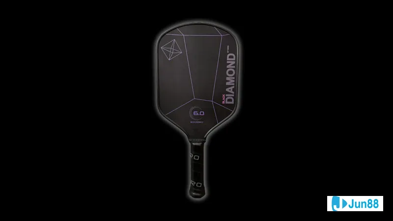 Cầu thủ từ Quần đảo Faroe đang chống lại cầu thủ từ Montenegro trên sân cỏ