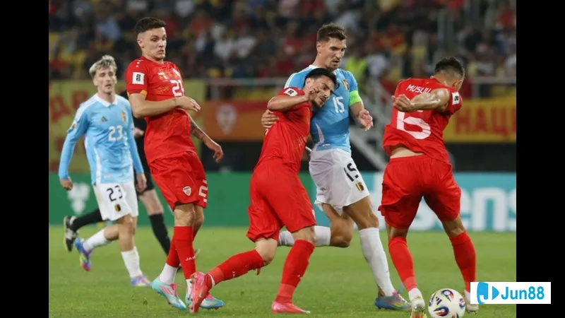 Cầu thủ Montenegro ghi bàn từ quả penalty trước Quần đảo Faroe trong trận đấu quyết định