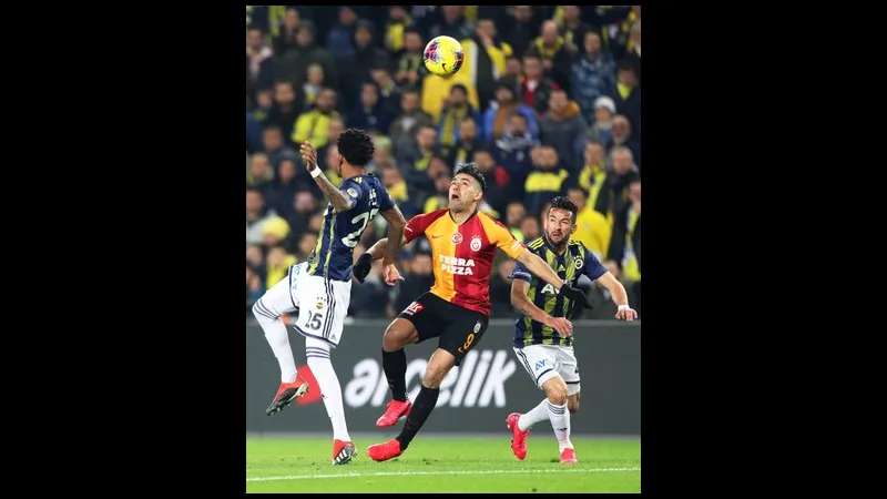 Cầu thủ Fenerbahce với bóng trước áp sát từ cầu thủ Galatasaray