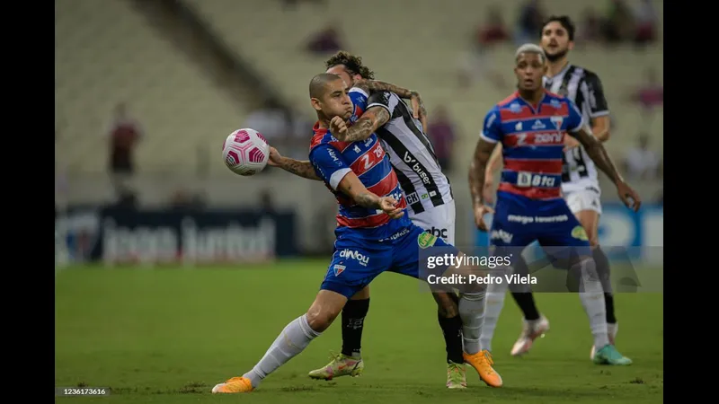 Cầu thủ Atletico cố gắng chặn đường tiến của cầu thủ Fortaleza trong trận đấu sôi động.