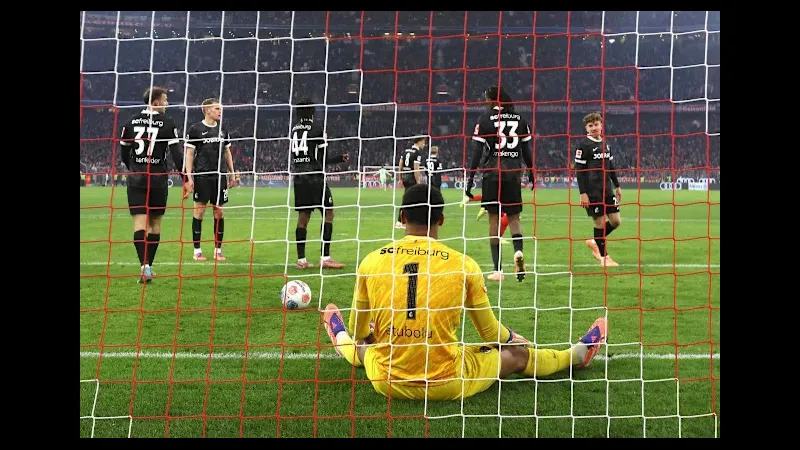 Cầu thủ Freiburg tung cú sút mạnh mẽ vào khung thành của Mainz trong trận đấu