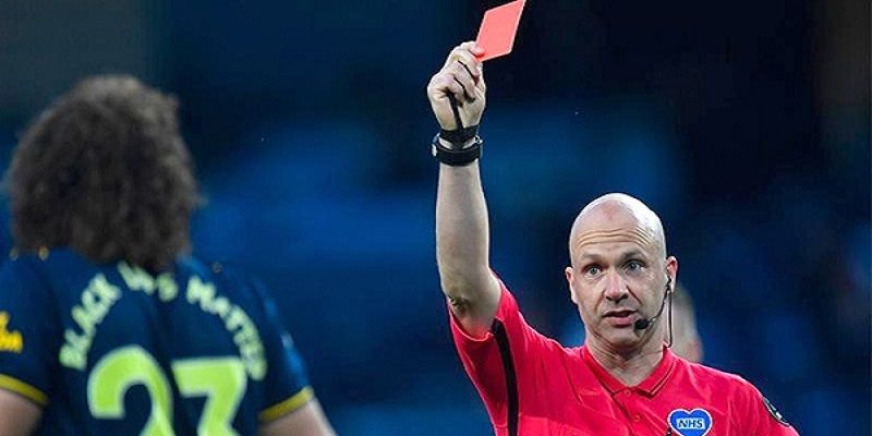 Thẻ đỏ ở hiệp 2 chiếm 74% tổng số thẻ đỏ mùa này