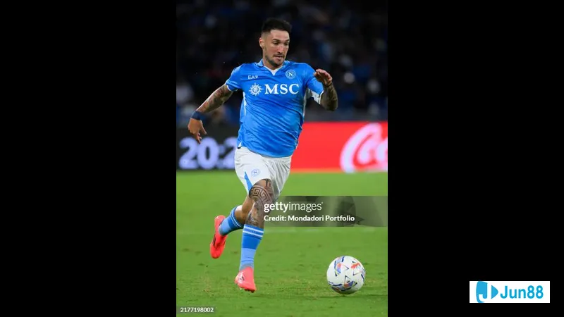 Cầu thủ Napoli dùng kỹ thuật cá nhân vượt qua cầu thủ Como trong trận đấu