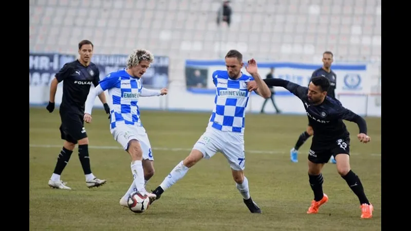 Cầu thủ của Sariyer đang nỗ lực giữ bóng trước sự áp đảo của Bandirmaspor