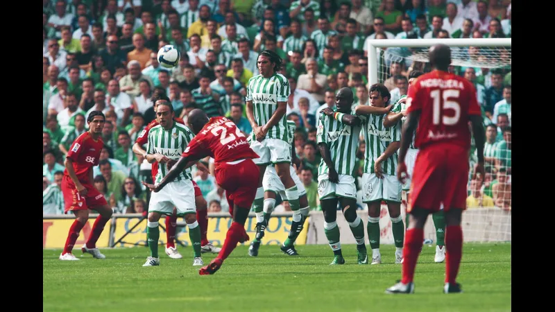 Cầu thủ của Sevilla đang nỗ lực cướp bóng khỏi cầu thủ của Real Betis trên sân cỏ