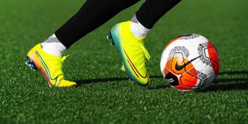 Tiền đạo cắm luôn là trung tâm của hệ thống tấn công