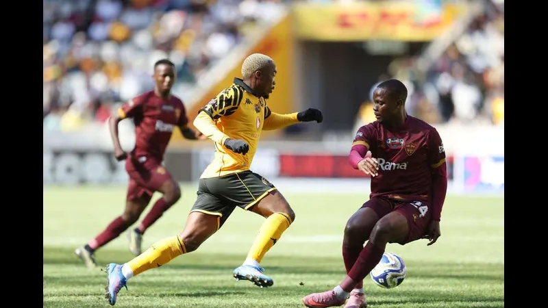 Cầu thủ của Al Ittihad vượt qua cầu thủ của Al Masry để tiến vào vòng cấm đối phương