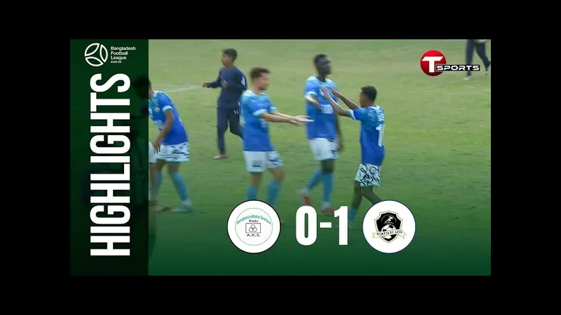 Cầu thủ của Arambagh và Bangladesh Police đấu tranh gay gắt trong trận đấu.