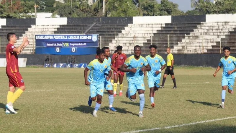 Cầu thủ của Arambagh đang nỗ lực chống lại sự áp đảo của cầu thủ của Bangladesh Police…