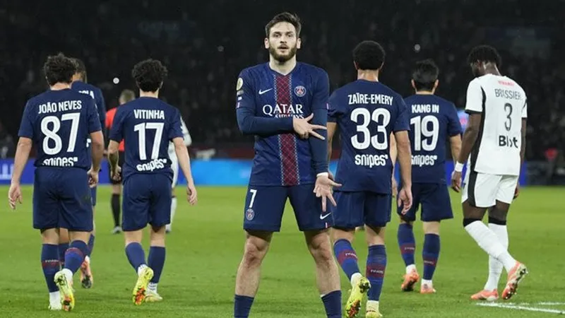 Cầu thủ của Athletic Bilbao và PSG tranh chấp quả bóng trên sân cỏ