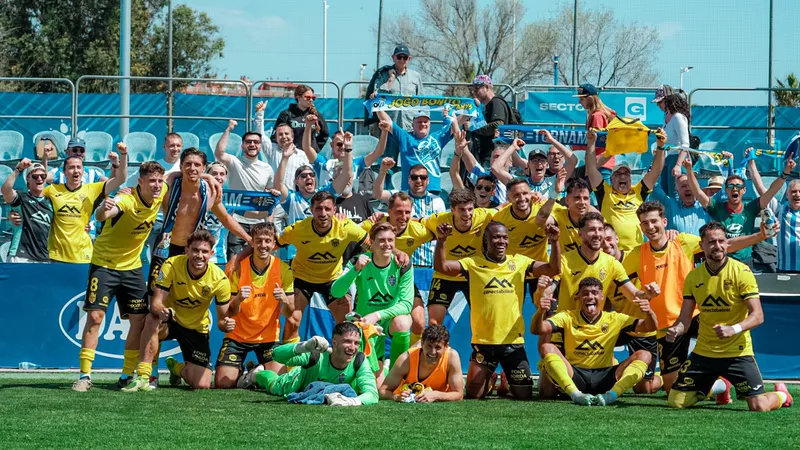 Cầu thủ Baleares ghi bàn trong trận đấu với Espanyol