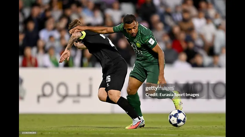 Cầu thủ của Beijing Guoan đang chống đỡ sự áp đảo từ cầu thủ của Macarthur FC Cầu thủ của Beijing Guoan đang chống đỡ sự áp đảo từ cầu thủ của Macarthur FC