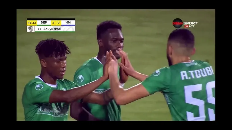 Cầu thủ của đội Beroe tung cú đá mạnh vào khung thành đội Cherno More trong trận đấu.