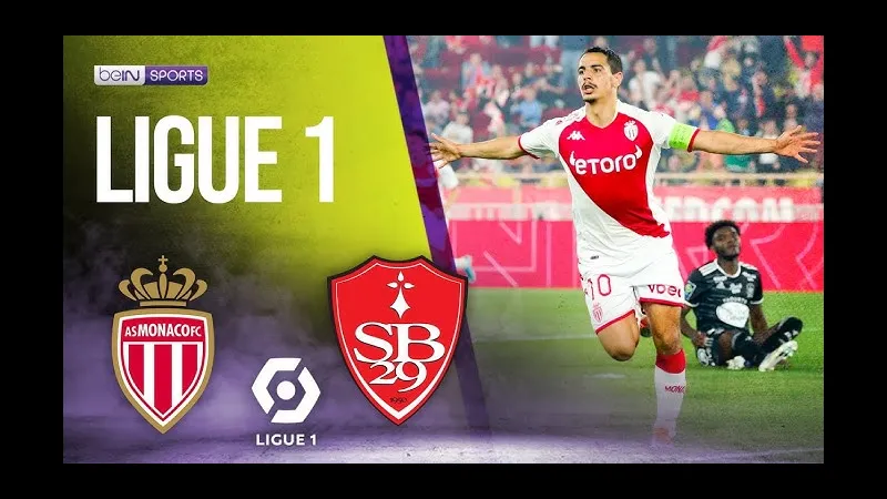 Cầu thủ của Brest cố gắng ngăn chặn sự tấn công của Monaco trong trận đấu