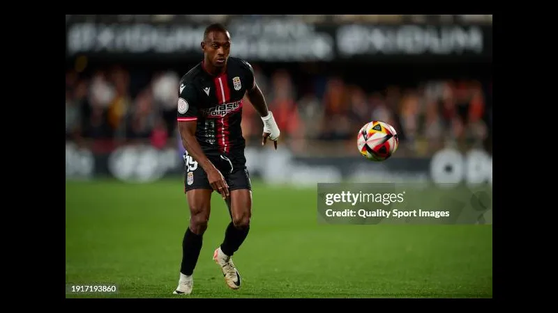 Cầu thủ Cartagena chống chọi với cầu thủ Valencia trong trận đấu đầy quyết liệt.