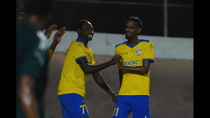 Cầu thủ của Defence Force đang kiểm soát bóng trước sự áp đảo từ Prisin Service