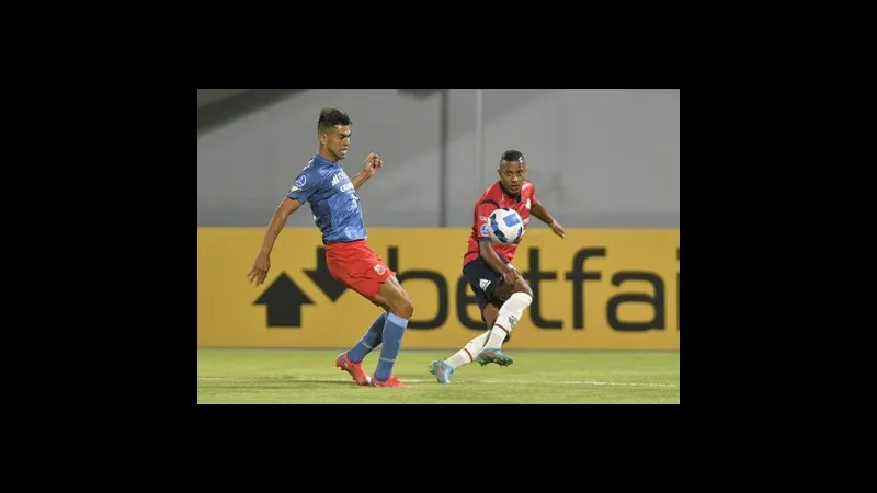 Cầu thủ của đội Guabira dùng kỹ thuật cá nhân vượt qua hậu vệ đội Wilstermann