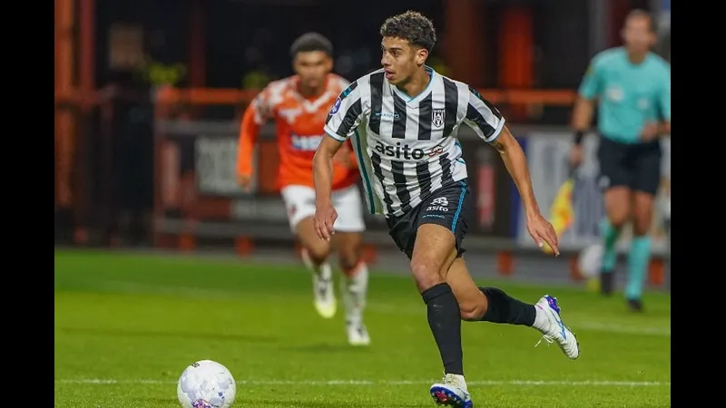 Cầu thủ đội Heracles vượt qua cầu thủ đội Hoogeveen trong trận đấu