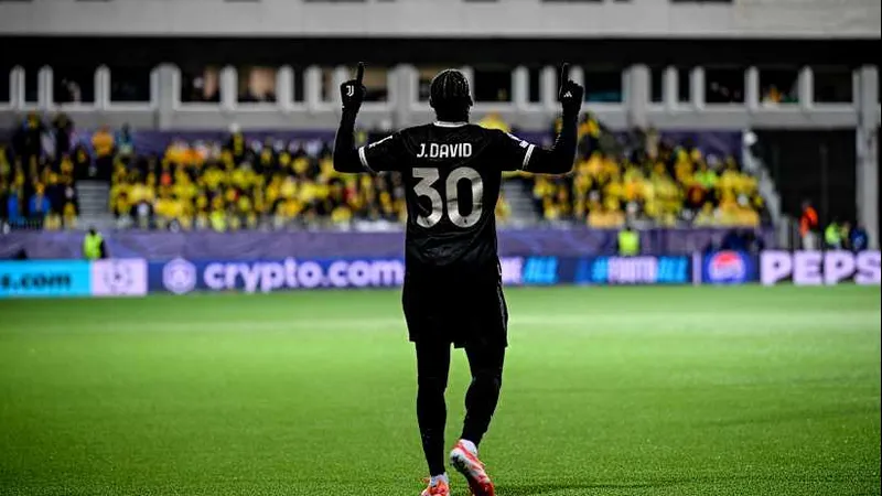 Cầu thủ Juventus vượt qua cầu thủ Pafos với tốc độ nhanh trên sân cỏ