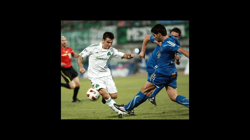 Cầu thủ của đội Kavala nỗ lực cản phá đường bóng của Panathinaikos trên sân cỏ
