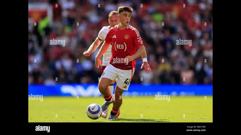 Cầu thủ MU chạy nhanh với bóng trước sự áp sát của cầu thủ West Ham