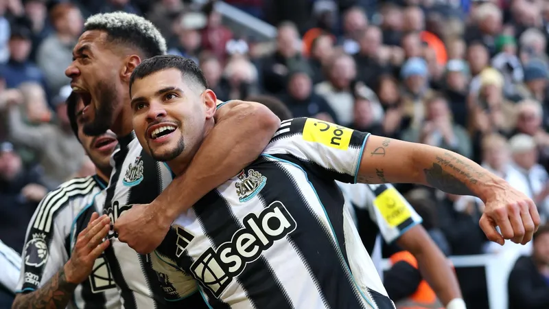 Cầu thủ Newcastle vượt qua phòng ngự của Fulham trong trận đấu Cầu thủ Newcastle vượt qua phòng ngự của Fulham trong trận đấu