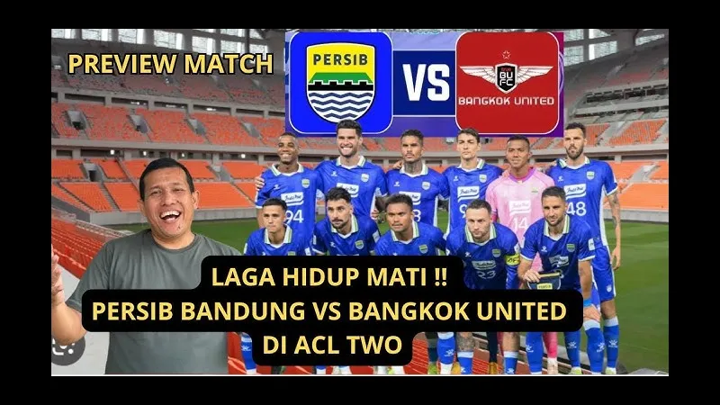 Cầu thủ Persib Bandung với bóng trước áp đảo từ Bangkok Utd trong trận đấu bóng đá quốc tế