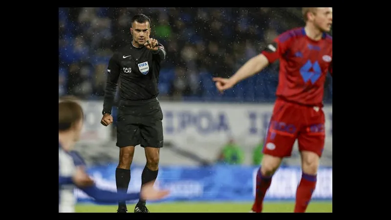 Cầu thủ Porto vượt qua hậu vệ của Malmo bằng kỹ thuật đi bóng tinh tế