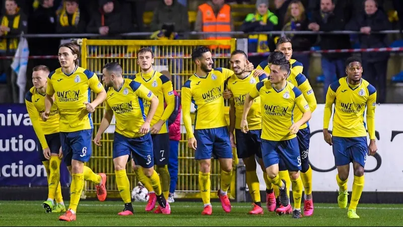 Cầu thủ của Royale Union đang vượt qua cầu thủ Marseille trên sân cỏ