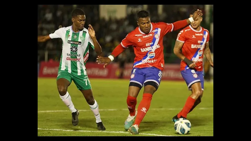 Cầu thủ của Xelaju vượt qua cầu thủ Antigua bằng kỹ thuật đi bóng tinh tế