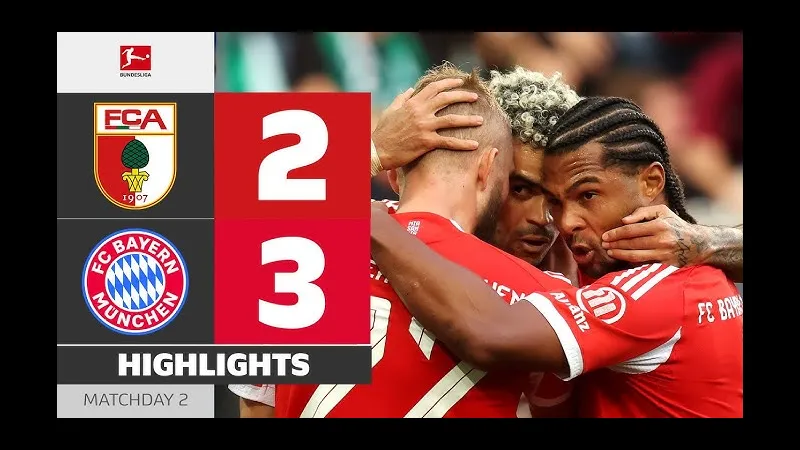 Cầu thủ Bayern Munich và Augsburg tranh chấp bóng trên sân Cầu thủ Bayern Munich và Augsburg tranh chấp bóng trên sân