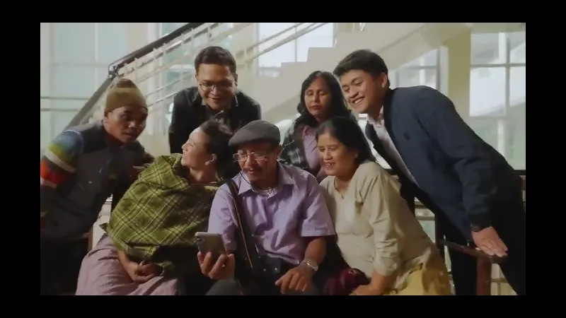 Cầu thủ Meghalaya và Services tranh chấp bóng trước khán giả Cầu thủ Meghalaya và Services tranh chấp bóng trước khán giả