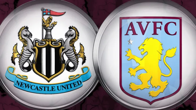 Cầu thủ Newcastle và Aston Villa tranh chấp bóng trước khán giả Cầu thủ Newcastle và Aston Villa tranh chấp bóng trước khán giả